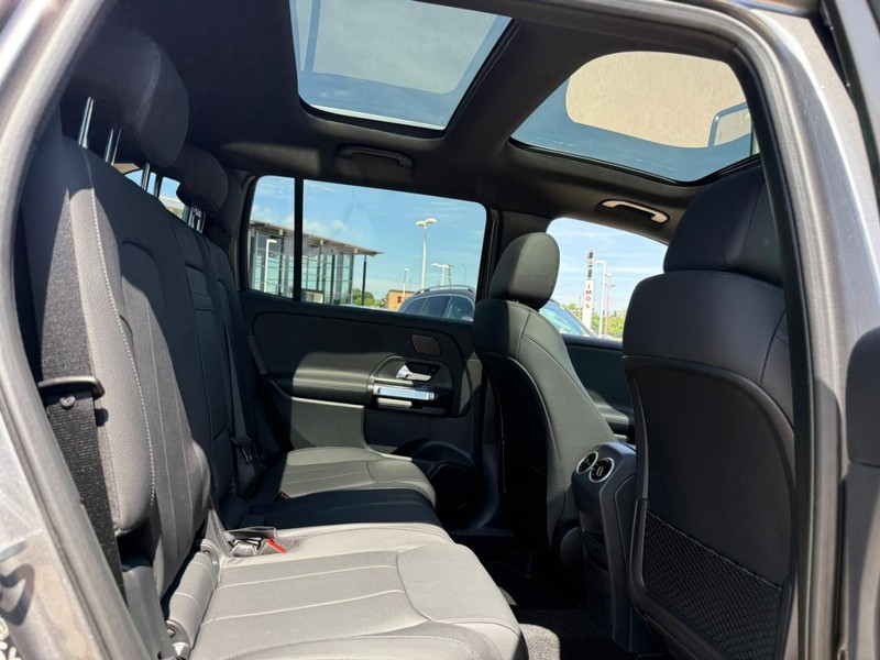 Mercedes-Benz GLB Vehicle Full-screen Gallery Image 7