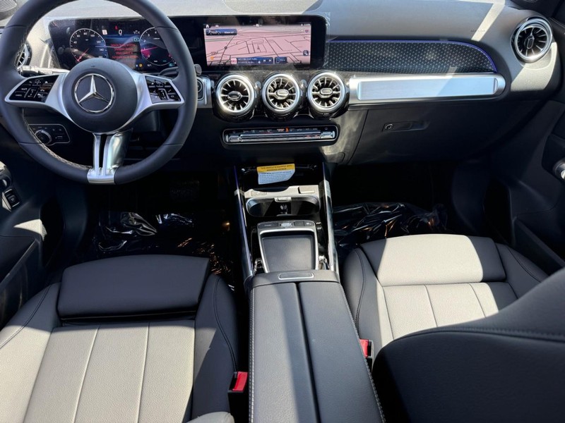 Mercedes-Benz GLB Vehicle Full-screen Gallery Image 8