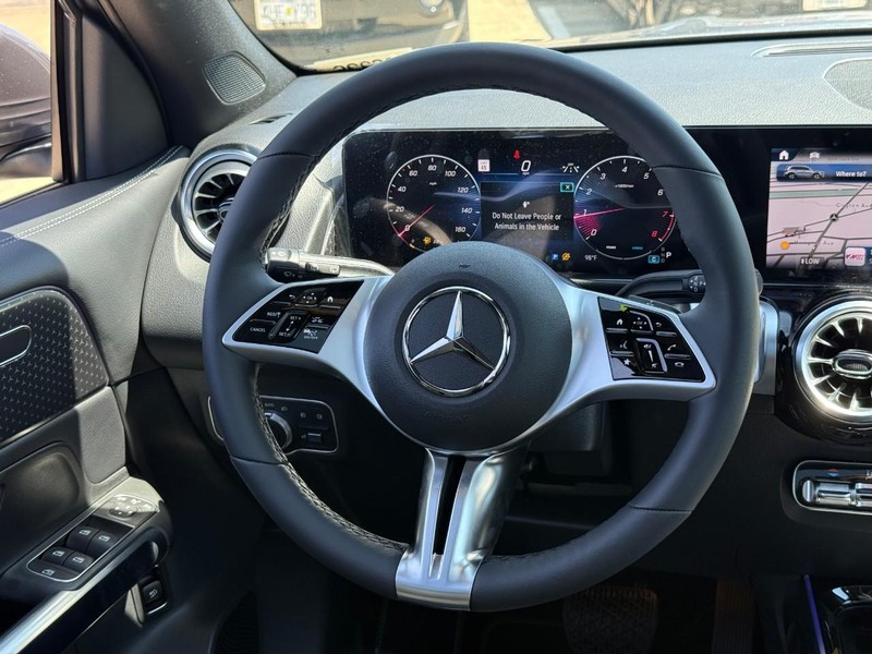 Mercedes-Benz GLB Vehicle Full-screen Gallery Image 9