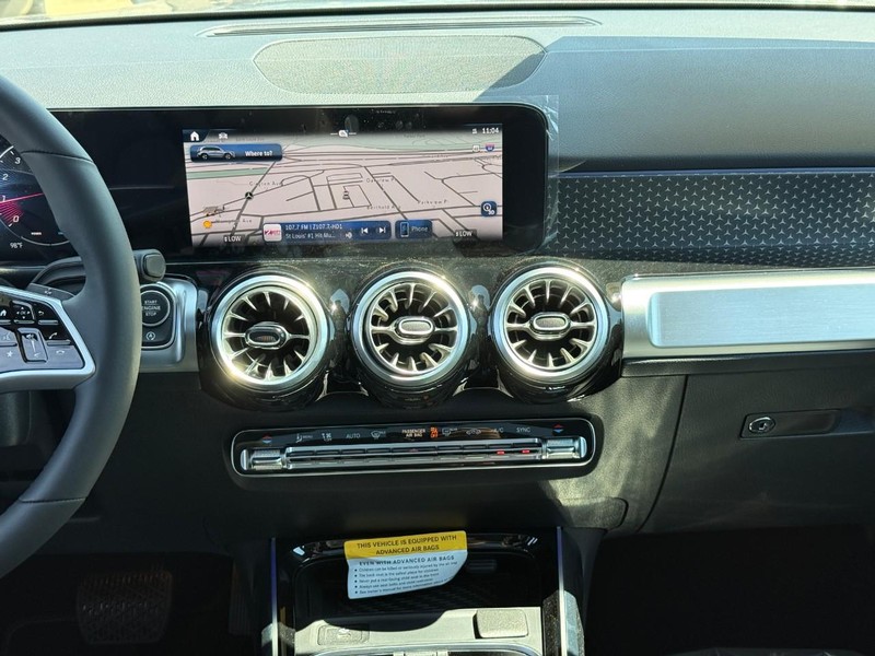 Mercedes-Benz GLB Vehicle Full-screen Gallery Image 10