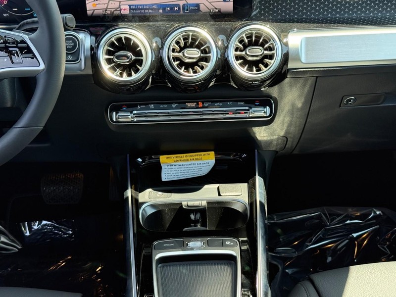 Mercedes-Benz GLB Vehicle Full-screen Gallery Image 11
