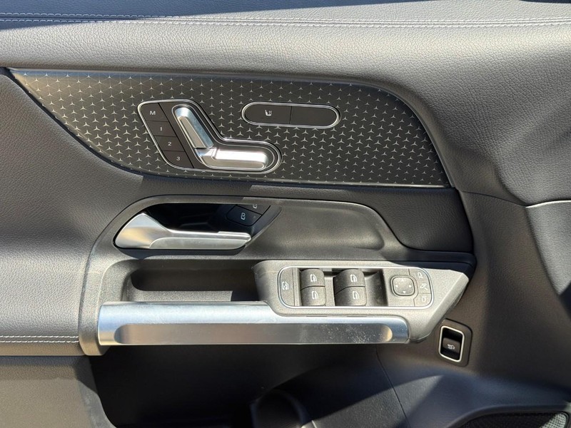 Mercedes-Benz GLB Vehicle Full-screen Gallery Image 12