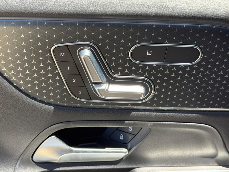 Mercedes-Benz GLB Vehicle Full-screen Gallery Image 13