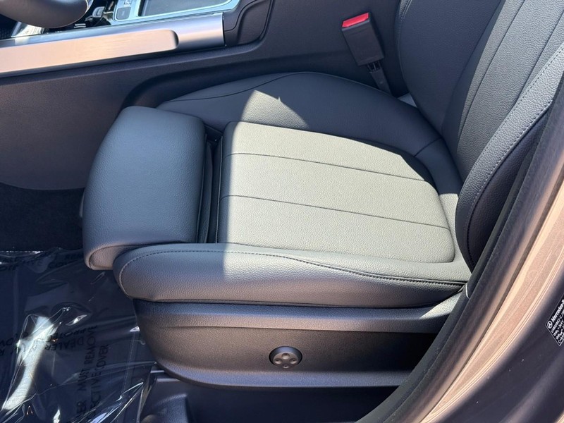 Mercedes-Benz GLB Vehicle Full-screen Gallery Image 14