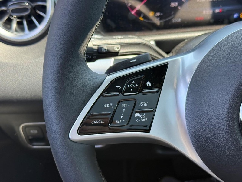 Mercedes-Benz GLB Vehicle Full-screen Gallery Image 15