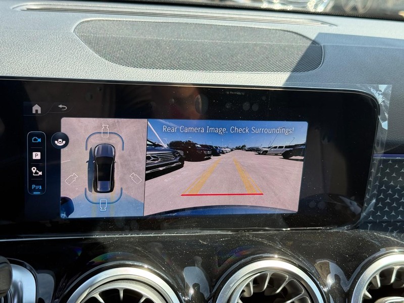 Mercedes-Benz GLB Vehicle Full-screen Gallery Image 17