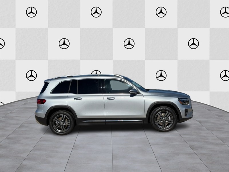Mercedes-Benz GLB Vehicle Full-screen Gallery Image 2