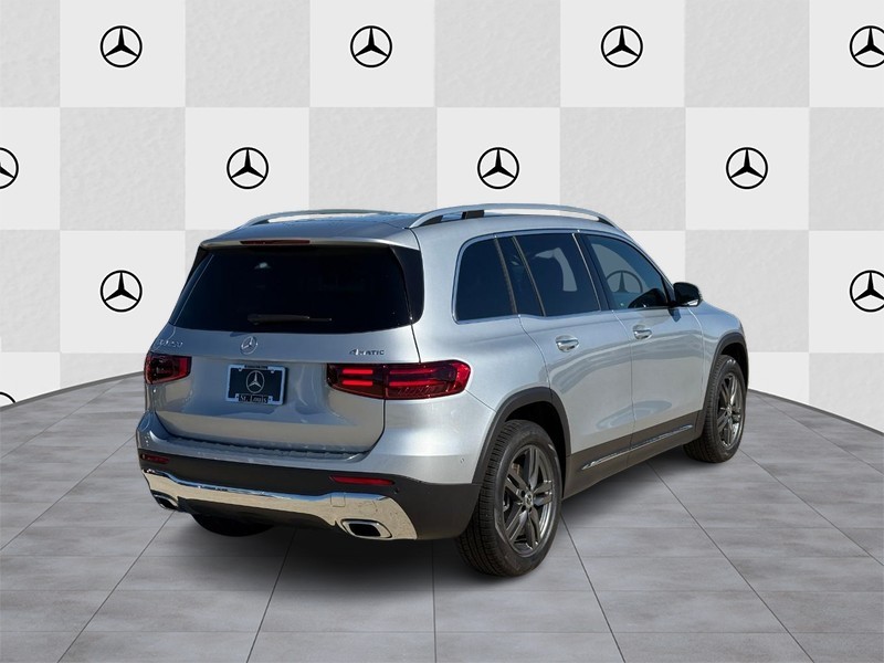 Mercedes-Benz GLB Vehicle Full-screen Gallery Image 3