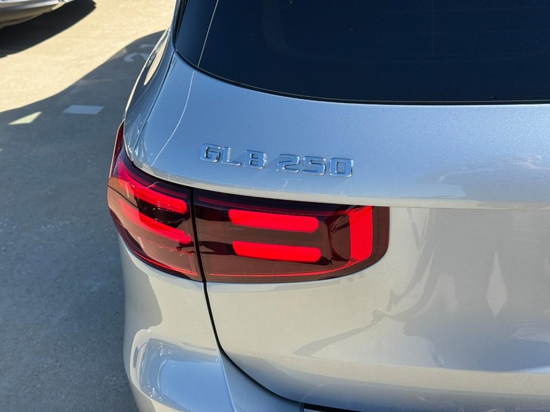 Mercedes-Benz GLB Vehicle Full-screen Gallery Image 4