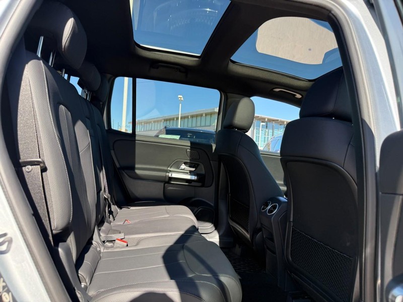 Mercedes-Benz GLB Vehicle Full-screen Gallery Image 7