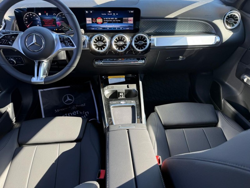 Mercedes-Benz GLB Vehicle Full-screen Gallery Image 8