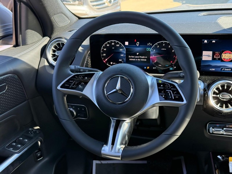 Mercedes-Benz GLB Vehicle Full-screen Gallery Image 9