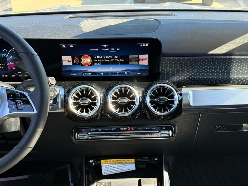 Mercedes-Benz GLB Vehicle Full-screen Gallery Image 10