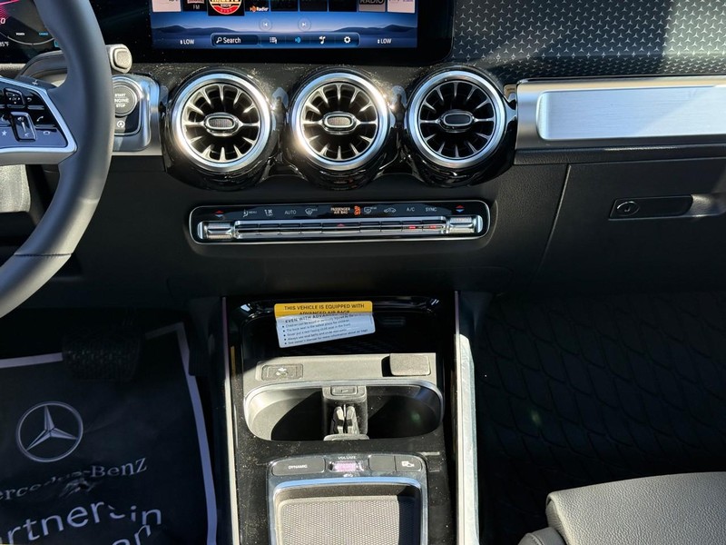 Mercedes-Benz GLB Vehicle Full-screen Gallery Image 11