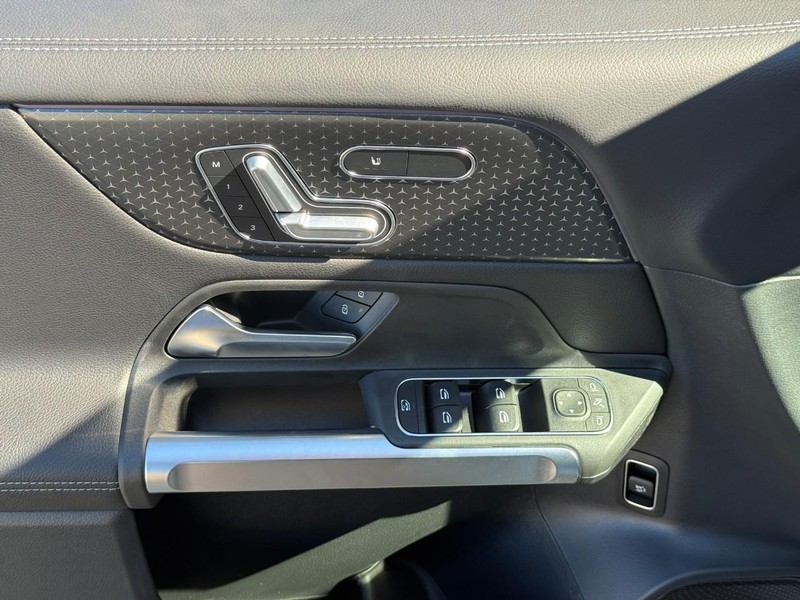 Mercedes-Benz GLB Vehicle Full-screen Gallery Image 12