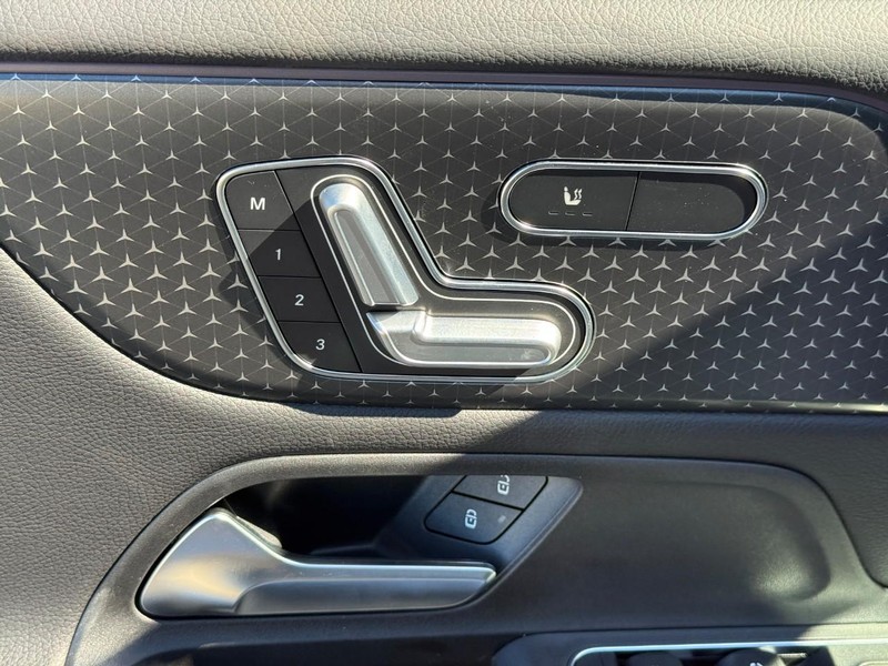 Mercedes-Benz GLB Vehicle Full-screen Gallery Image 13