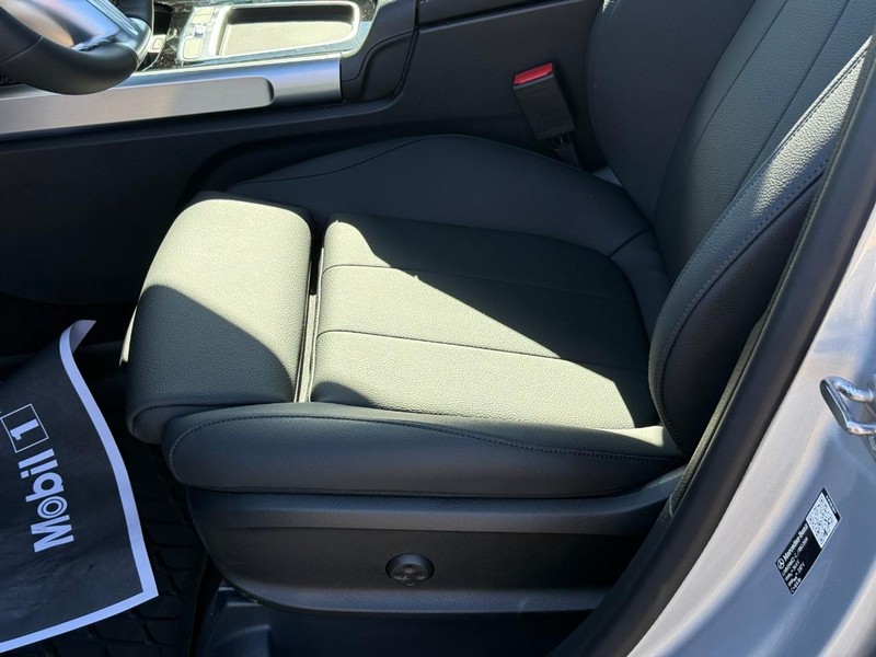 Mercedes-Benz GLB Vehicle Full-screen Gallery Image 14