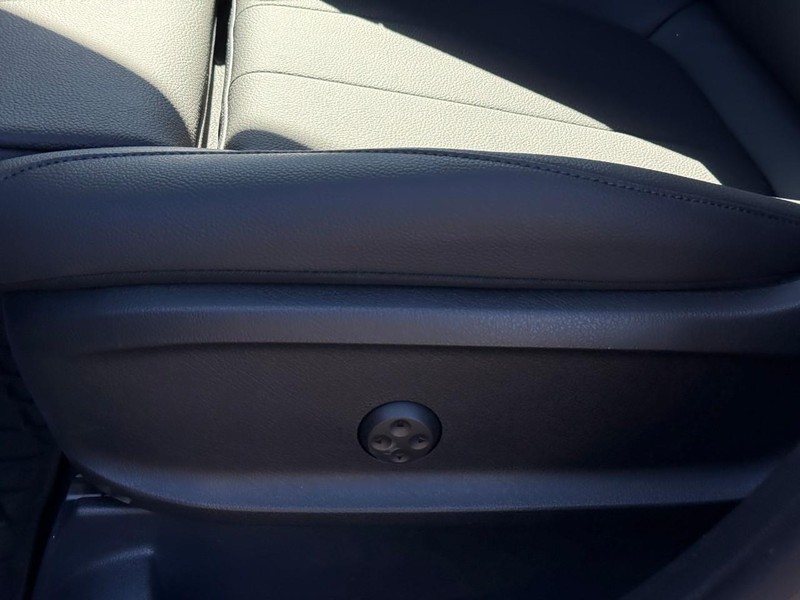 Mercedes-Benz GLB Vehicle Full-screen Gallery Image 15
