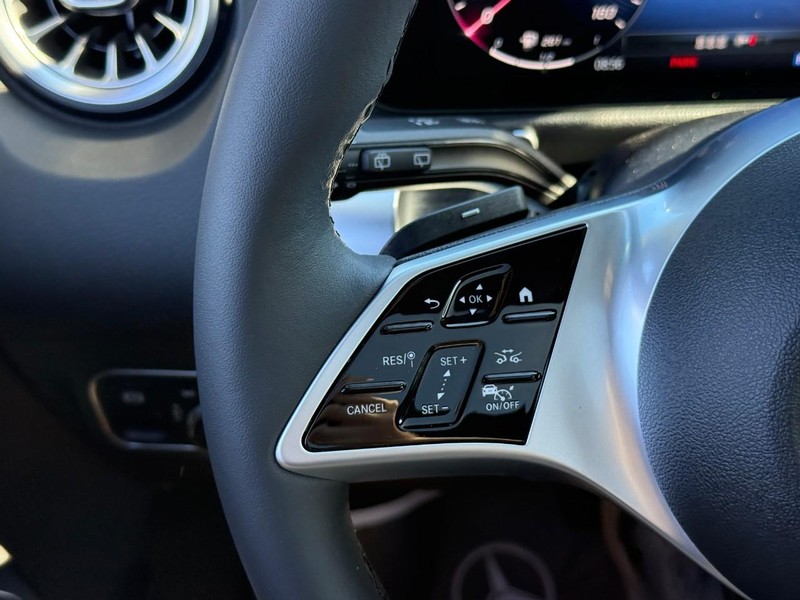 Mercedes-Benz GLB Vehicle Full-screen Gallery Image 16