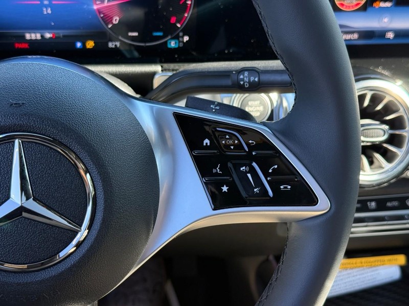 Mercedes-Benz GLB Vehicle Full-screen Gallery Image 17