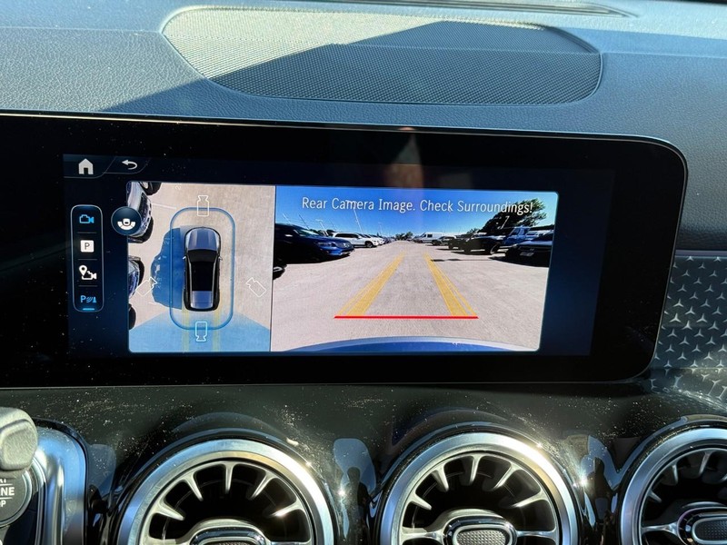 Mercedes-Benz GLB Vehicle Full-screen Gallery Image 18