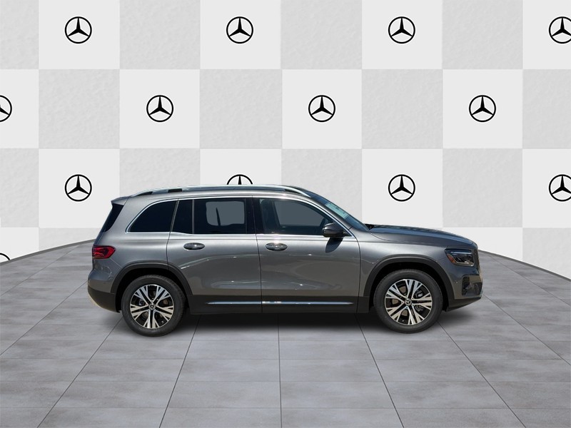 Mercedes-Benz GLB Vehicle Full-screen Gallery Image 2
