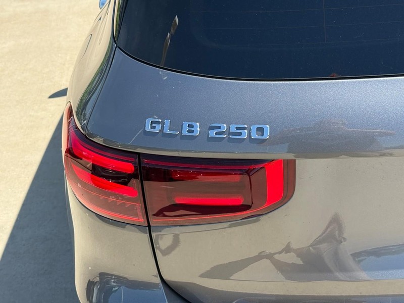 Mercedes-Benz GLB Vehicle Full-screen Gallery Image 4