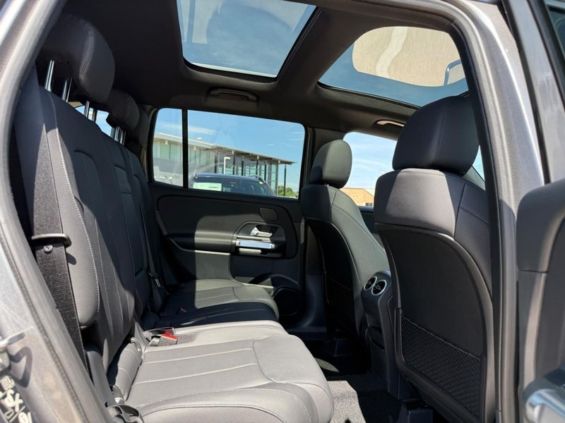 Mercedes-Benz GLB Vehicle Full-screen Gallery Image 7