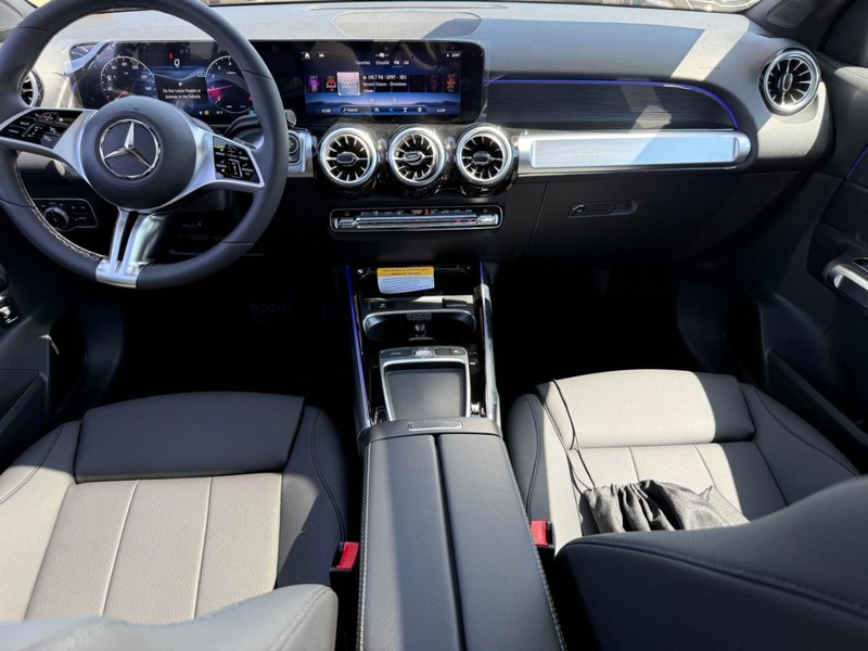 Mercedes-Benz GLB Vehicle Full-screen Gallery Image 8