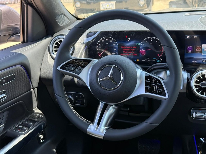 Mercedes-Benz GLB Vehicle Full-screen Gallery Image 9