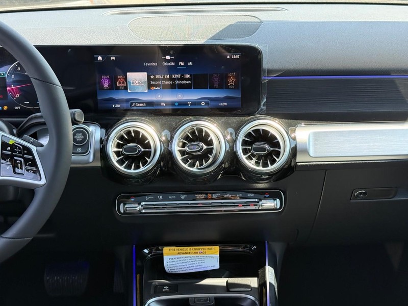 Mercedes-Benz GLB Vehicle Full-screen Gallery Image 10