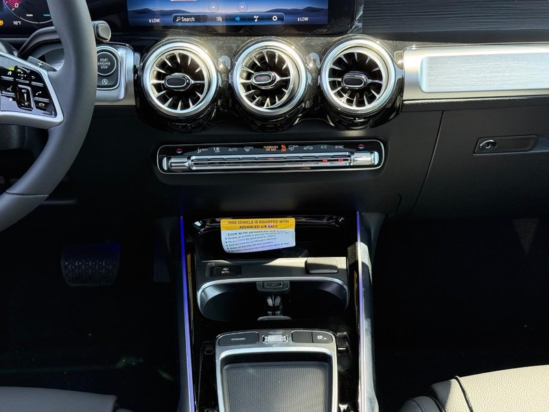 Mercedes-Benz GLB Vehicle Full-screen Gallery Image 11