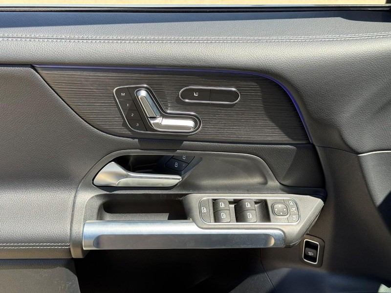 Mercedes-Benz GLB Vehicle Full-screen Gallery Image 12