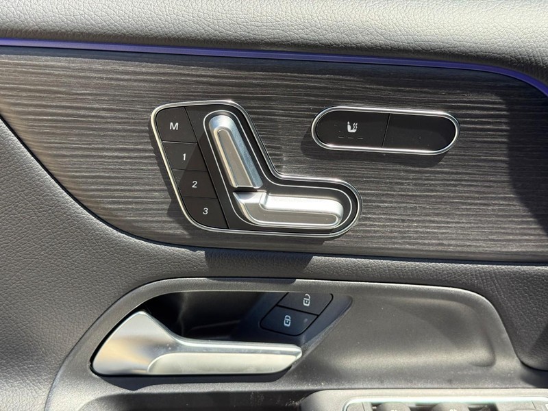 Mercedes-Benz GLB Vehicle Full-screen Gallery Image 13