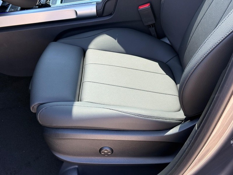 Mercedes-Benz GLB Vehicle Full-screen Gallery Image 14