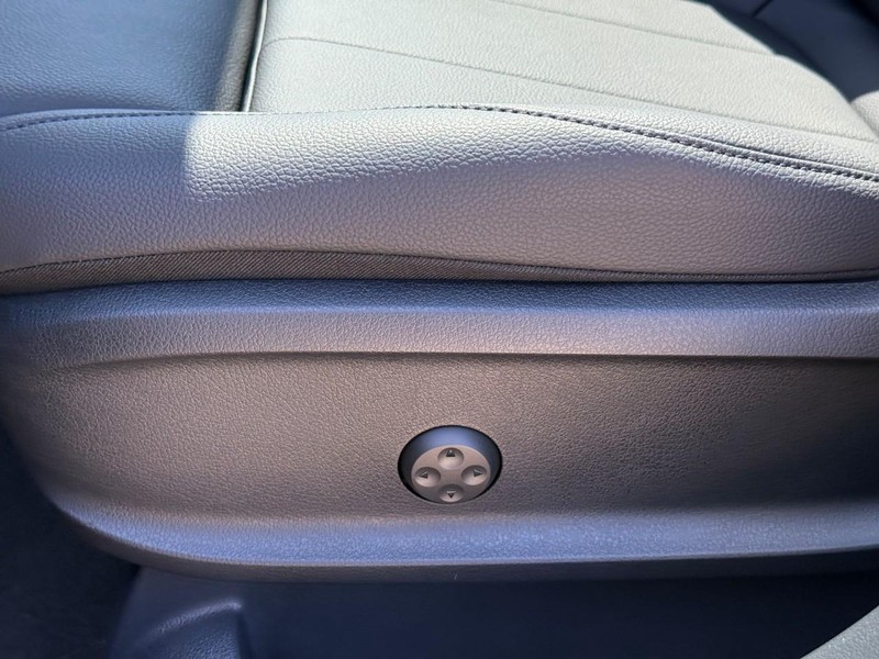 Mercedes-Benz GLB Vehicle Full-screen Gallery Image 15