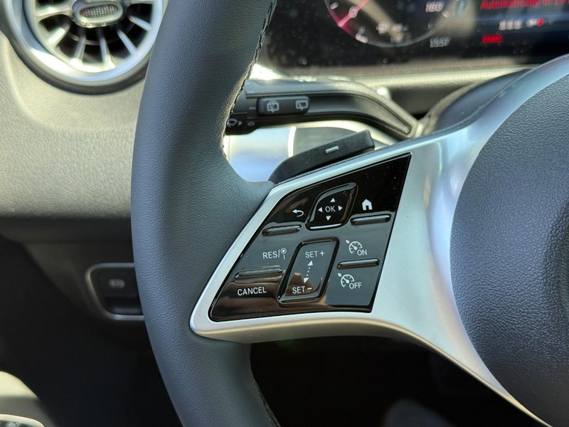 Mercedes-Benz GLB Vehicle Full-screen Gallery Image 16
