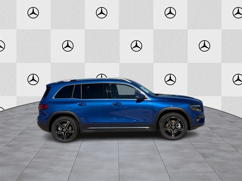 Mercedes-Benz GLB Vehicle Full-screen Gallery Image 2