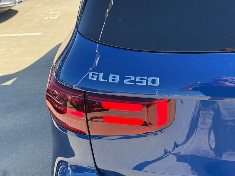 Mercedes-Benz GLB Vehicle Full-screen Gallery Image 4