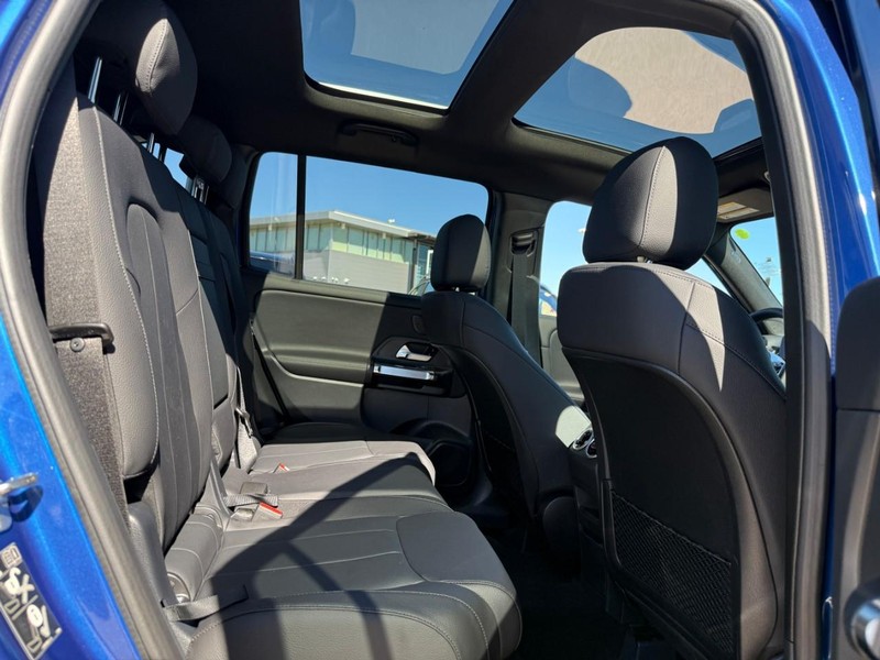 Mercedes-Benz GLB Vehicle Full-screen Gallery Image 7