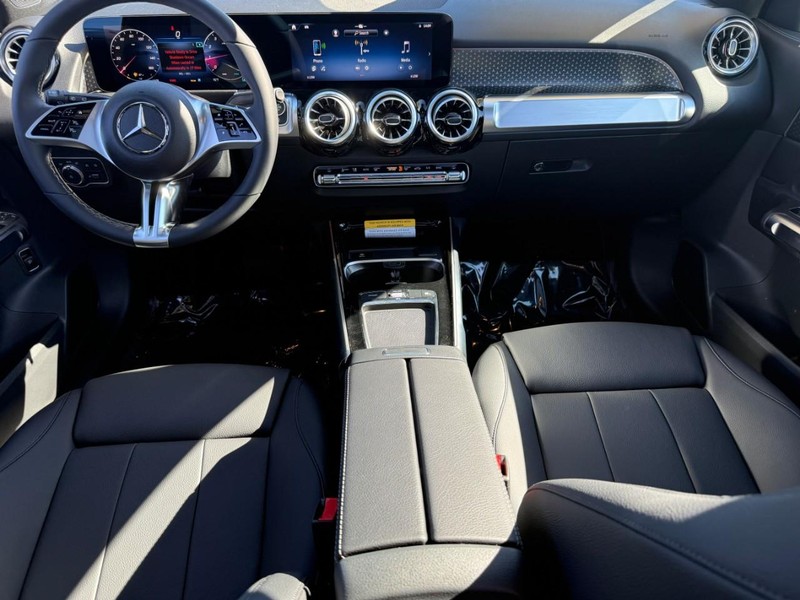 Mercedes-Benz GLB Vehicle Full-screen Gallery Image 8