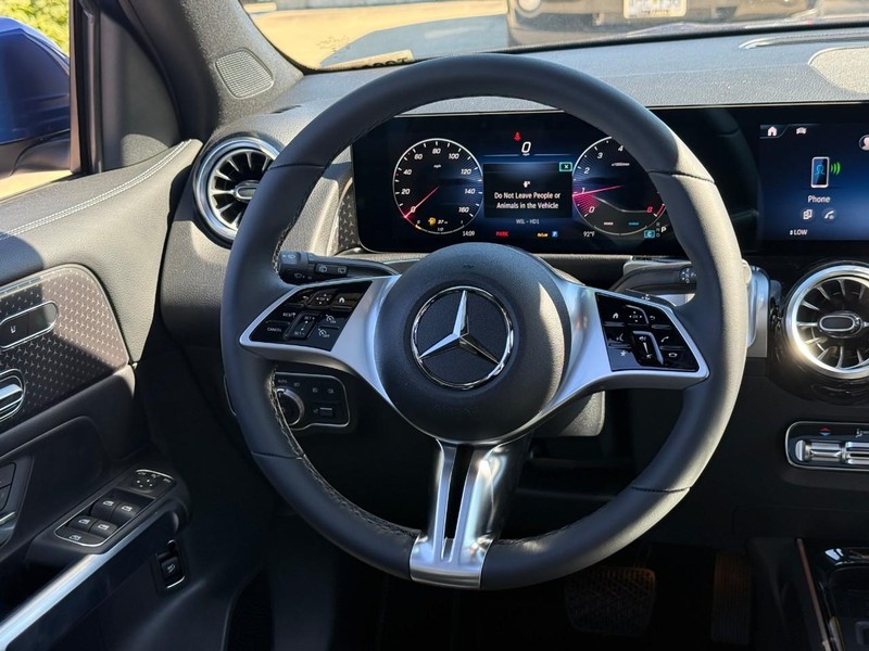 Mercedes-Benz GLB Vehicle Full-screen Gallery Image 9