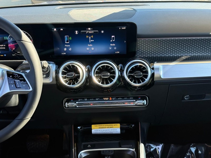 Mercedes-Benz GLB Vehicle Full-screen Gallery Image 10