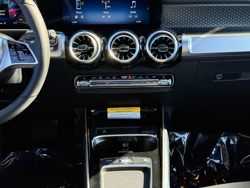 Mercedes-Benz GLB Vehicle Full-screen Gallery Image 11