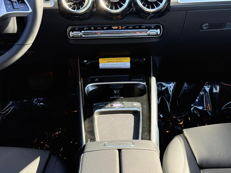 Mercedes-Benz GLB Vehicle Full-screen Gallery Image 12
