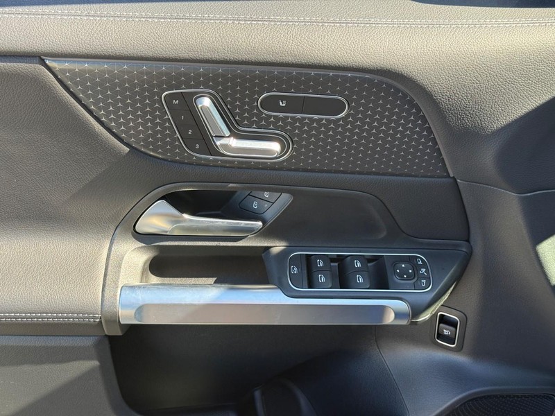 Mercedes-Benz GLB Vehicle Full-screen Gallery Image 13