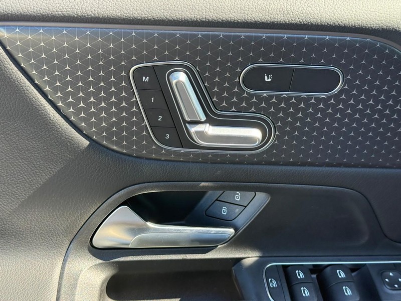 Mercedes-Benz GLB Vehicle Full-screen Gallery Image 14