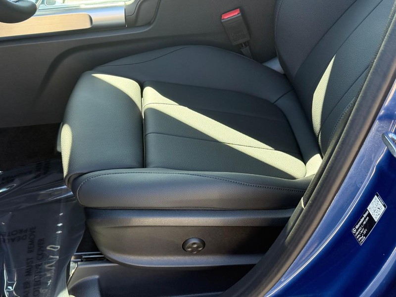 Mercedes-Benz GLB Vehicle Full-screen Gallery Image 15
