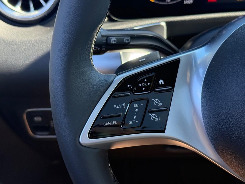 Mercedes-Benz GLB Vehicle Full-screen Gallery Image 16