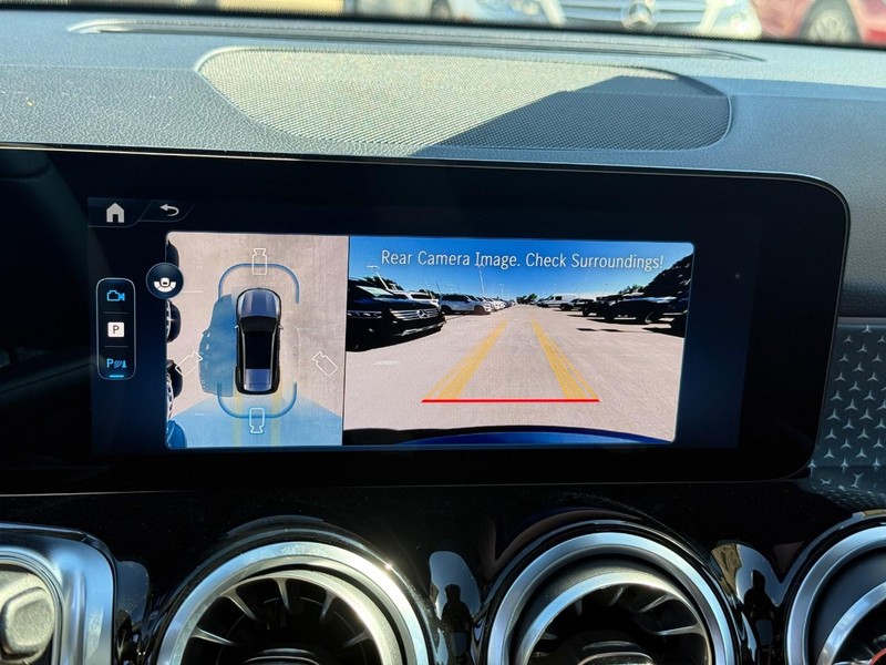 Mercedes-Benz GLB Vehicle Full-screen Gallery Image 18